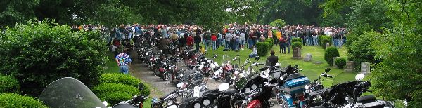 Gathering at Dr. Bob's Grave, Akron, Ohio (39k image)