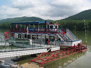 Hiawatha Paddlewheeler (21k image)