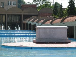 Rev. Martin Luther King Tomb (19k image)