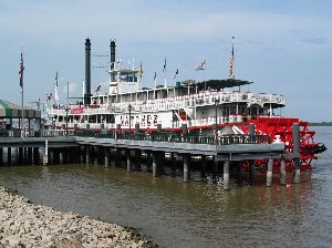 The Natchez Paddlewheeler on the Mississippi River in New Orleans, LA (19k image)